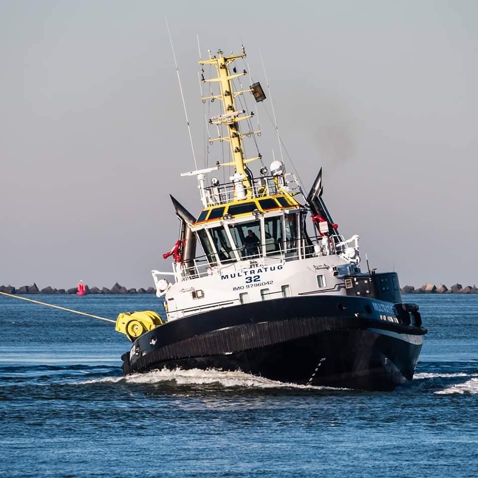 Multratug 32 steering a 400-metre container vessel in the Port of Rotterdam