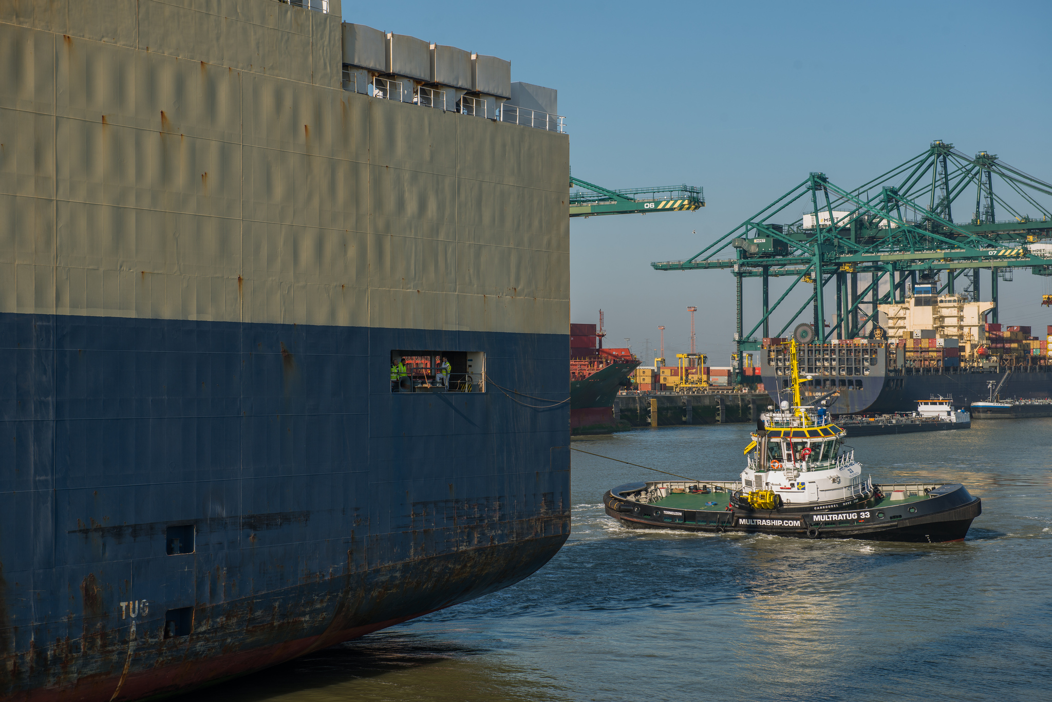 Multratug 33 assisting Morning Courier in Antwerp